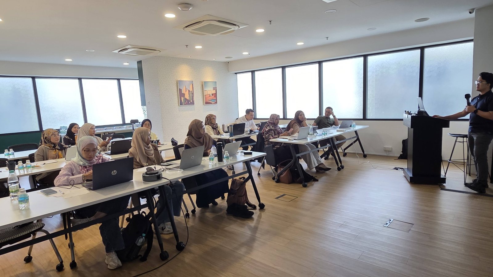 Peserta seminar Works25 mendengar pembentangan di Inspace, Menara Mitraland
