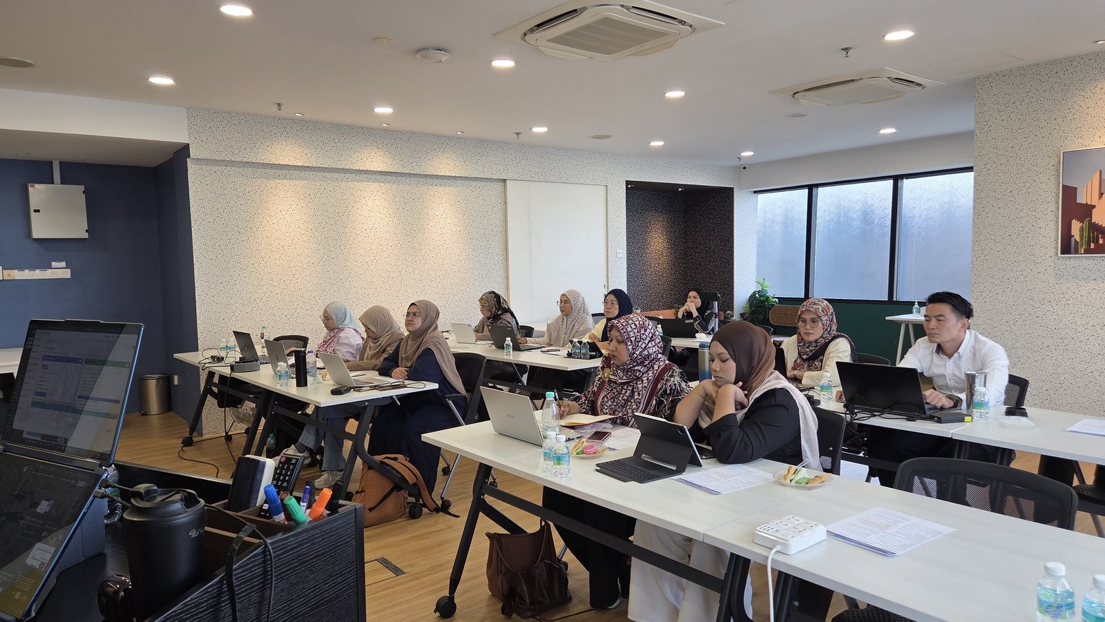 Peserta membuat amali di laptop masing-masing dalam bilik seminar