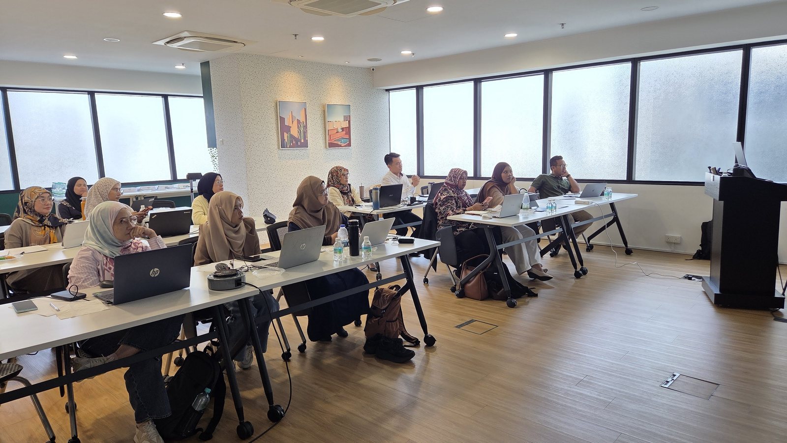 Pandangan luas bilik seminar ketika sesi berjalan