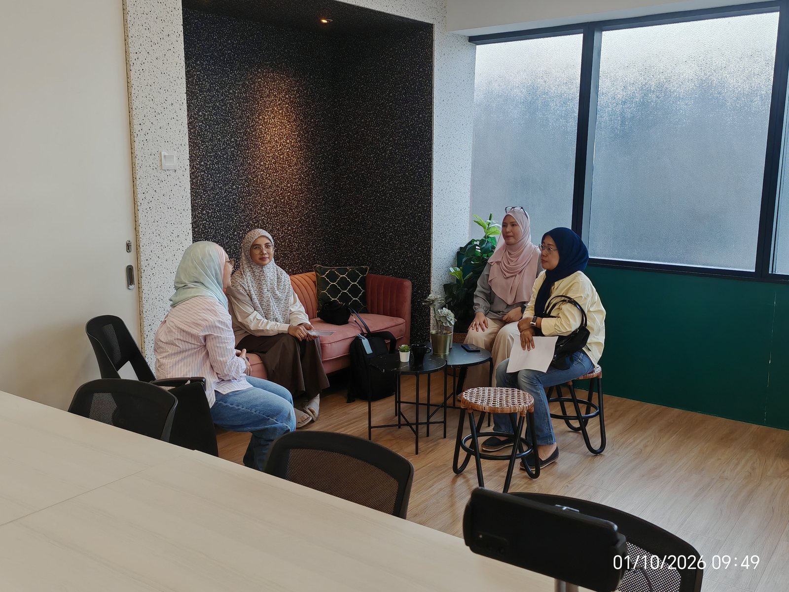 Peserta berbual dan menyambung rangkaian selepas sesi tamat