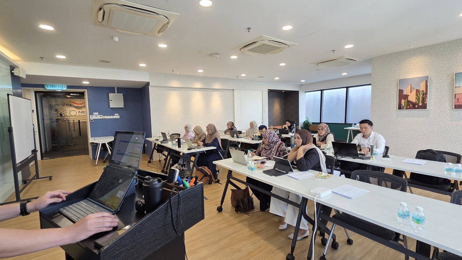 Amali di laptop — peserta bekerja pada halaman promosi masing-masing